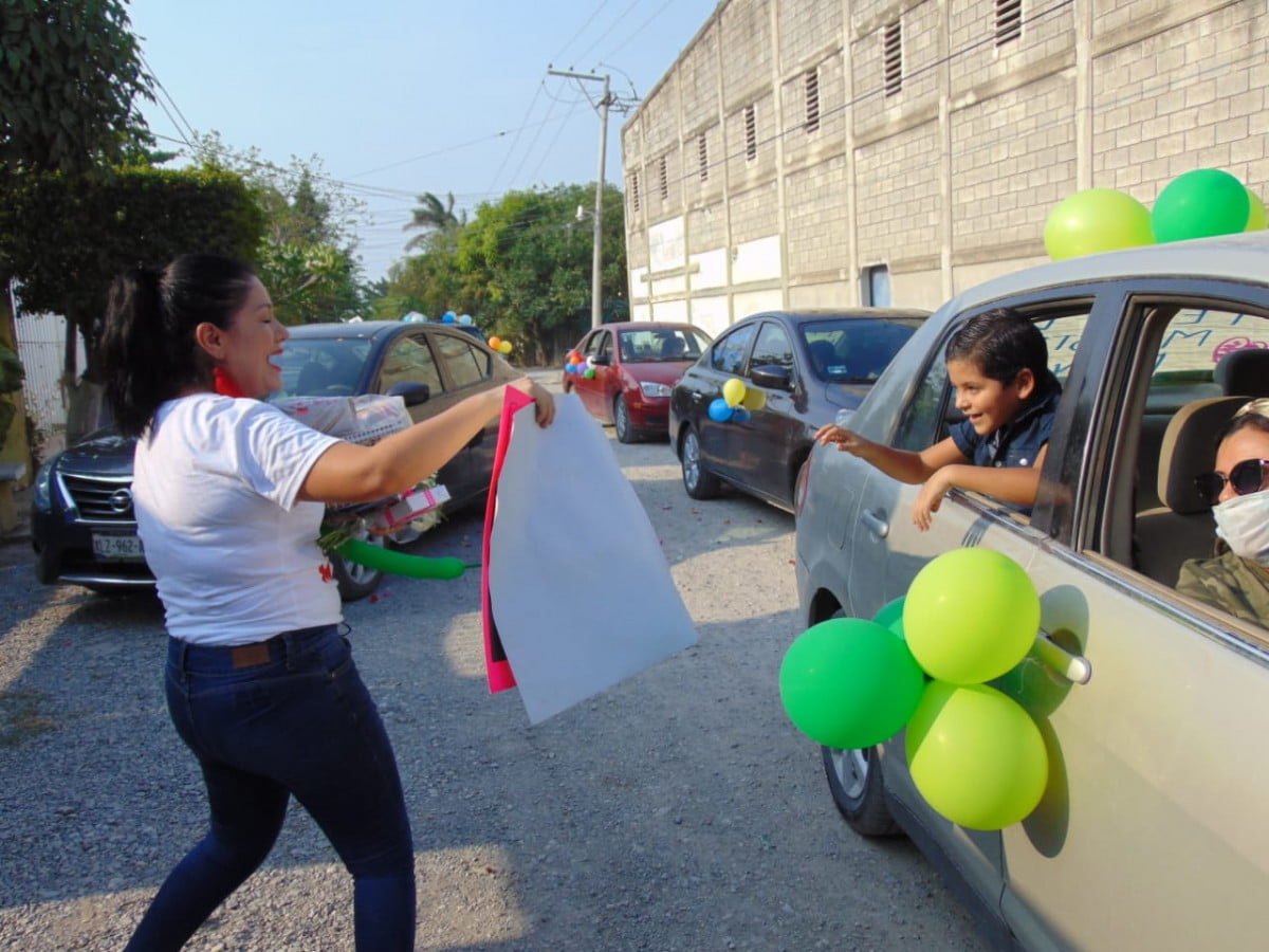 En Mante alumnos y padres festejan a maestra desde sus vehículos