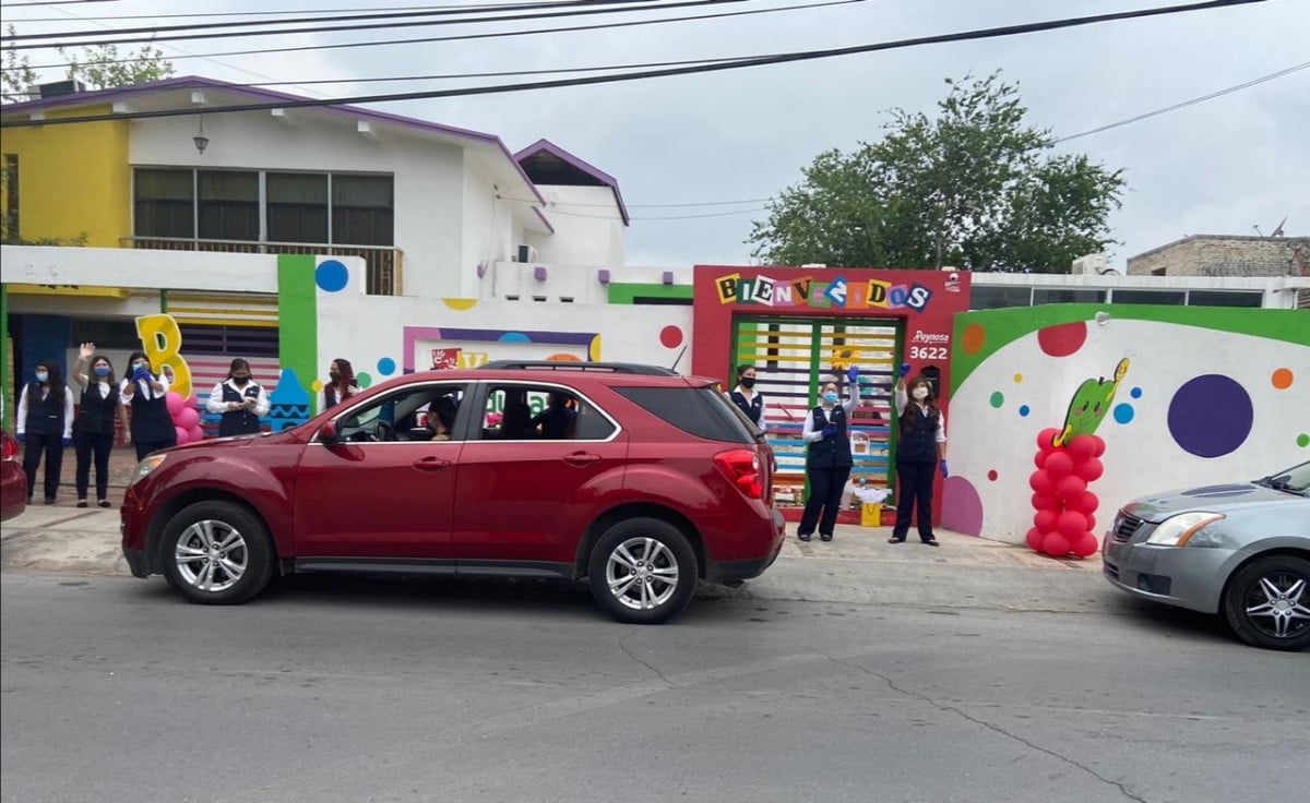 Celebran  día del maestro y la maestra con desfile en Nuevo Laredo