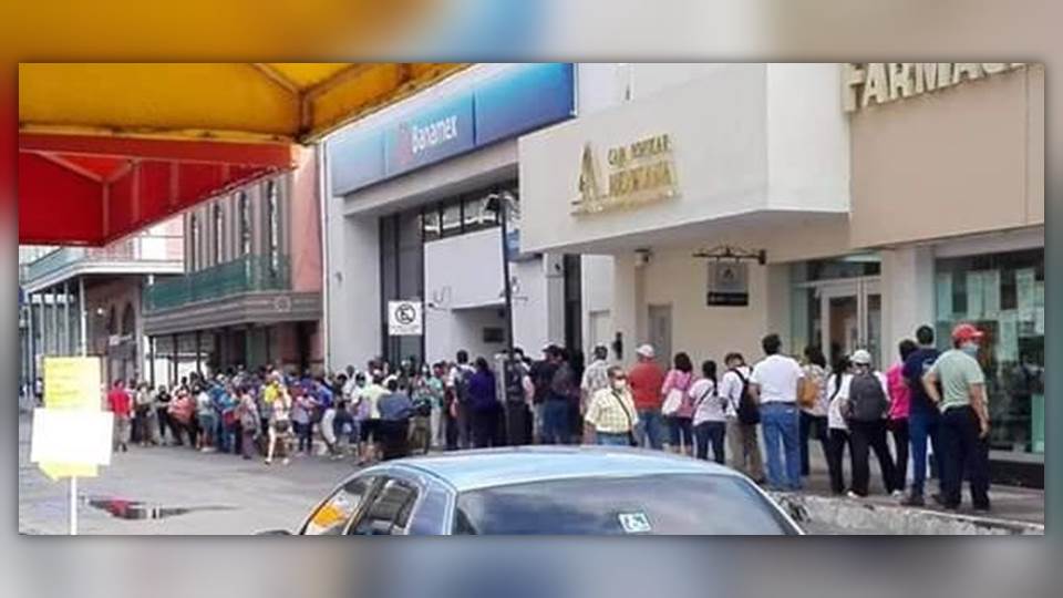 Pese aumento de casos de COVID-19, la gente sigue sin respetar la sana distancia afuera de los bancos