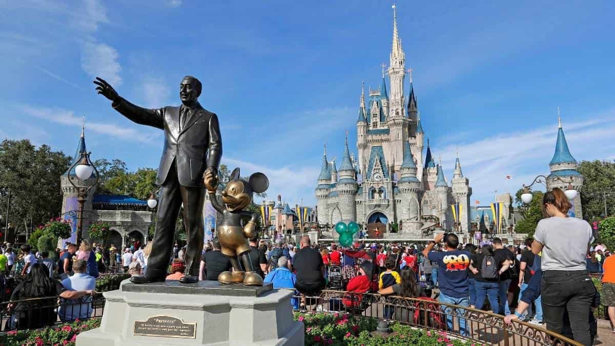 Arrestan a sujeto que pasaba cuarentena en una isla de Disney World