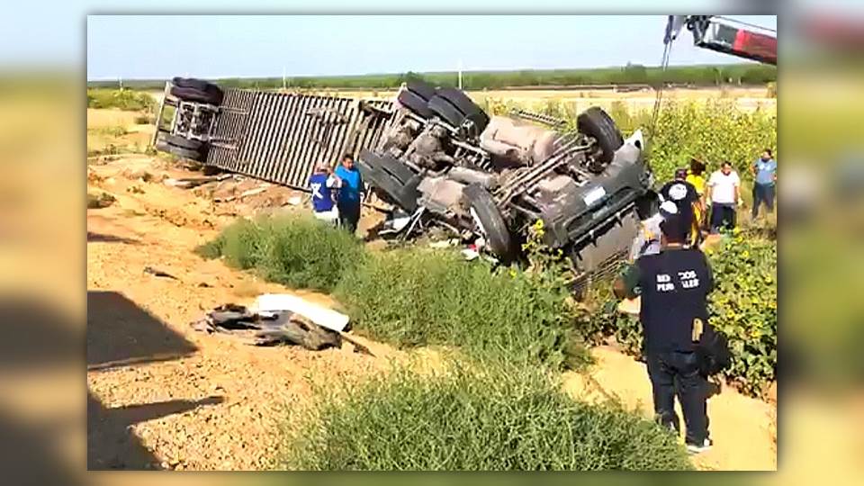 Camionero muere prensado en accidente carretero cerca de Nuevo Laredo