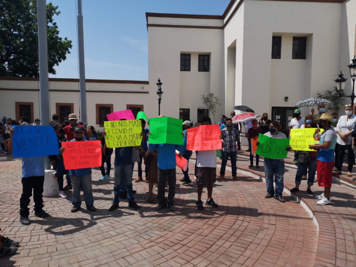 Vendedores de cubrebocas de Nuevo Laredo se manifiestan en presidencia
