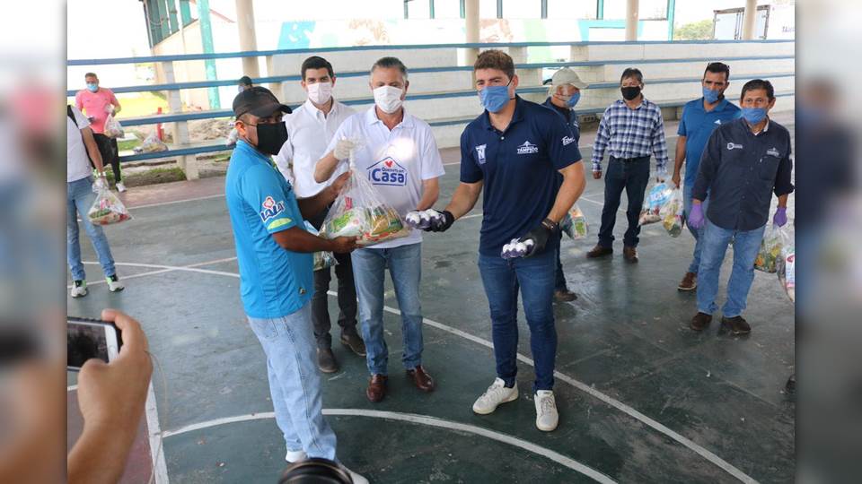 Choferes y Árbitros Deportivos de Tampico Reciben Apoyo Alimentario de Chucho Nader