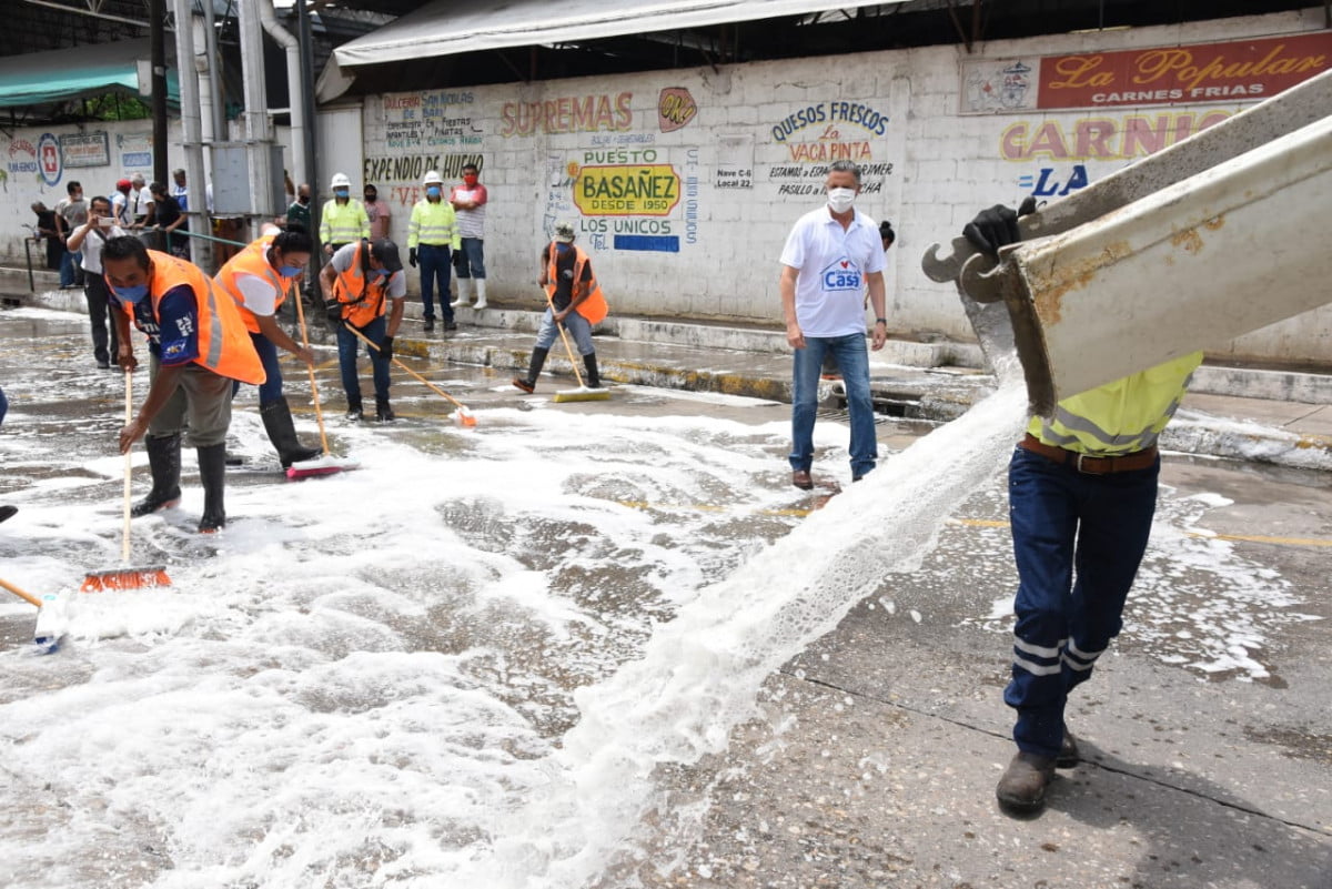 Encabeza Chucho Nader Jornada de Sanitización en los Mercados