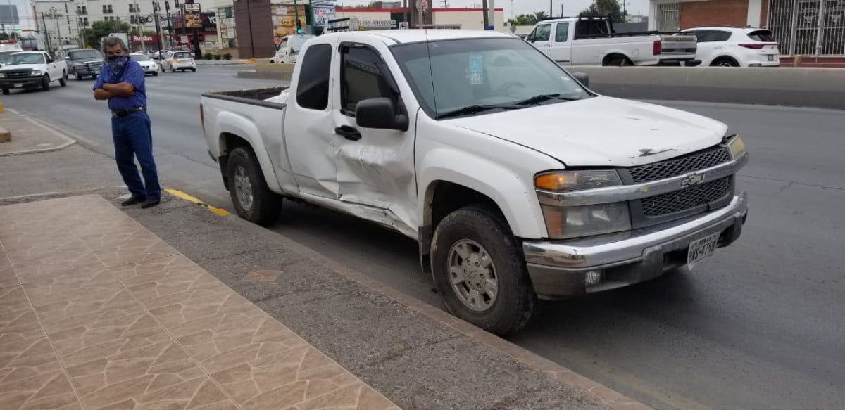 Adulto mayor se pasa luz roja y choca en Nuevo Laredo