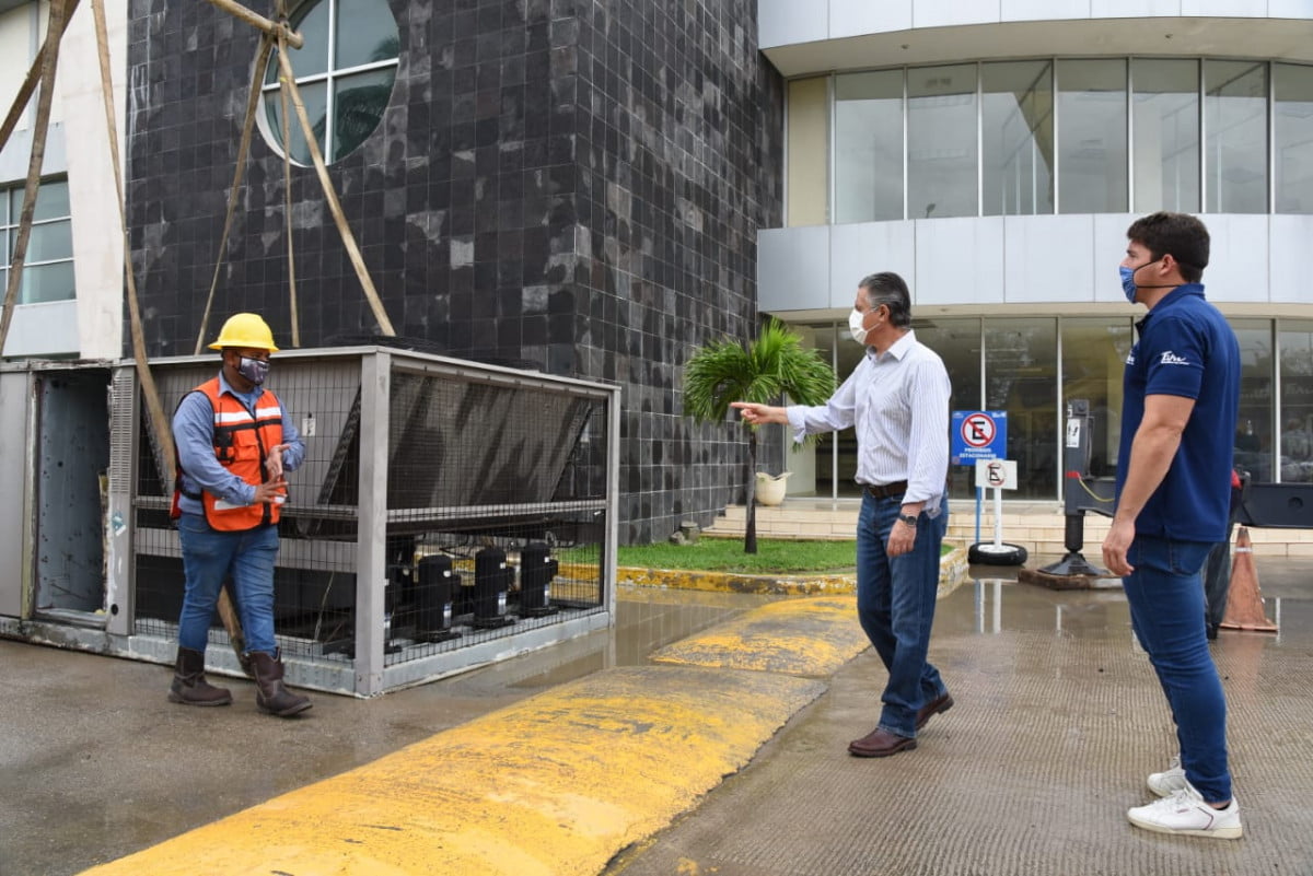 Con Inversión de 4 MDP Chucho Nader cambia aire acondicionado del Polideportivo