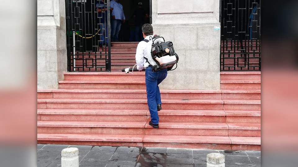 Personal de Coepris desinfecta oficinas del ayuntamiento de Tampico