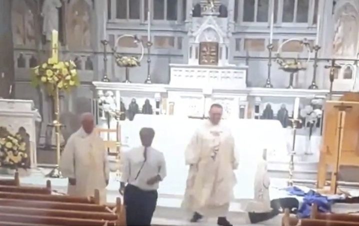 Sacerdotes animan a sus feligreses con impresionante baile en Irlanda del Norte
