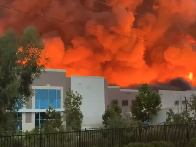 Se incendia un almacén de Amazon; dramáticas imágenes