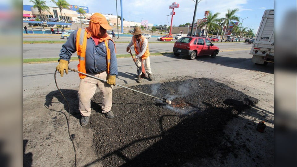 Permiten a albañiles y bacheadores no usar cubrebocas si mantienen una distancia de 2 o 3 metros