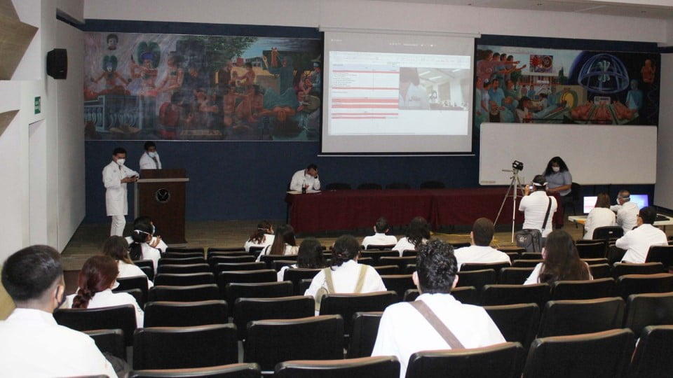 Entregan plazas de internado a estudiantes de Medicina-UAT Tampico