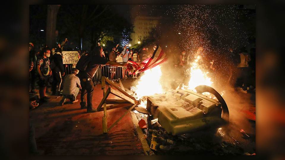 Arde bandera de EU frente a la Casa Blanca, en sexto día de disturbios