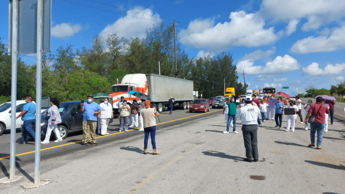 Trabajadores del hospital Torre Cantú en Altamira bloquean carretera; exigen sus prestaciones