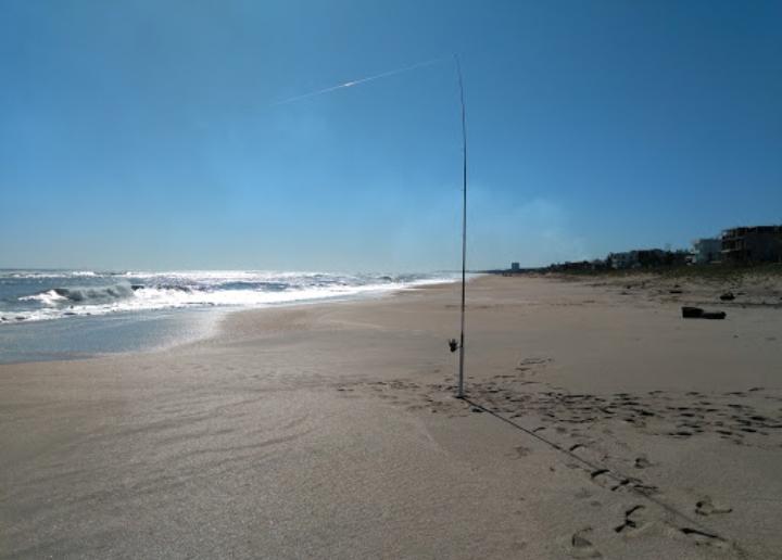 Ciudadanía ingresa a la playa de Altamira por zonas privadas bajo su propio riesgo