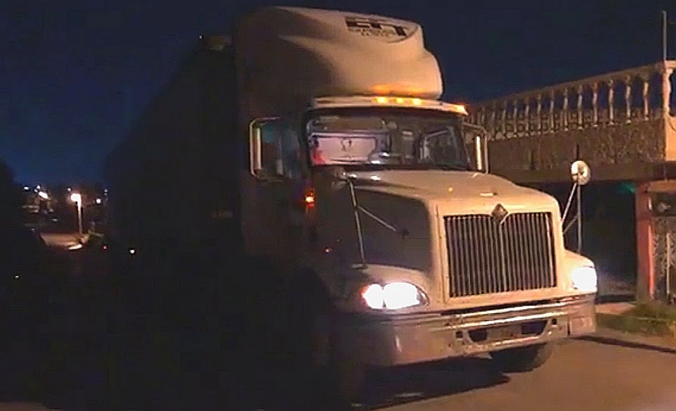 Tráiler deja sin luz a vecinos de la La Paz en Nuevo Laredo