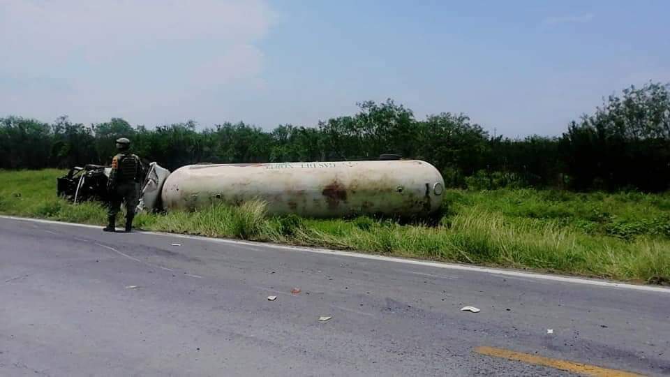 Vuelca pipa de gas en la Ribereña