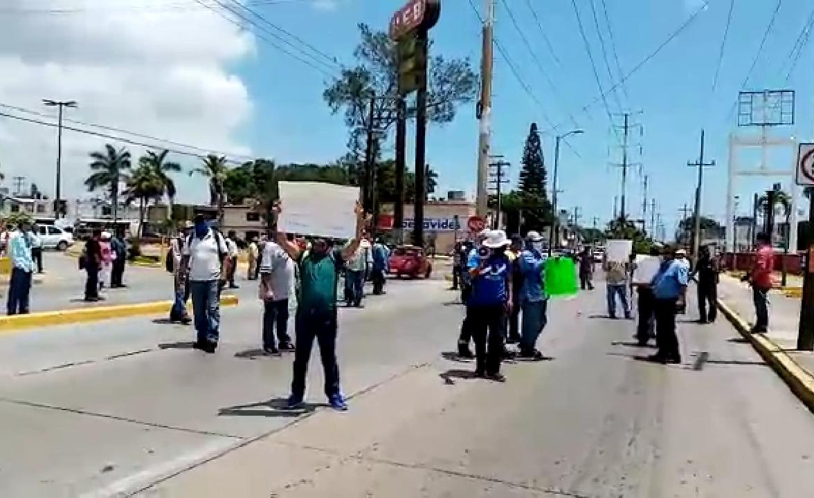 Obreros bloquean boulevard Adolfo López Mateos en Ciudad Madero; no fueron recibidos