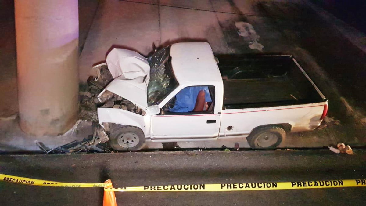 Por manejar cansado se estrella en puente y muere al instante