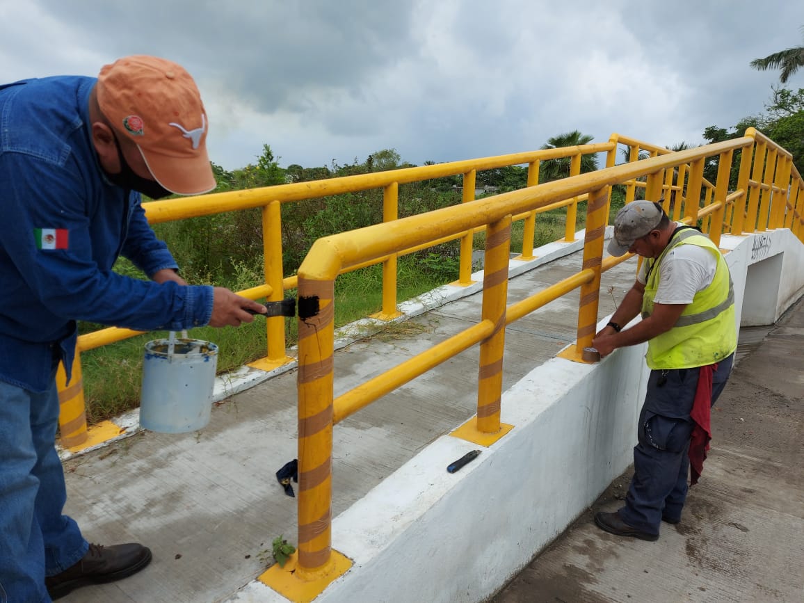 Llevan a cabo mantenimiento de puentes peatonales y señalamientos de Ciudad Madero