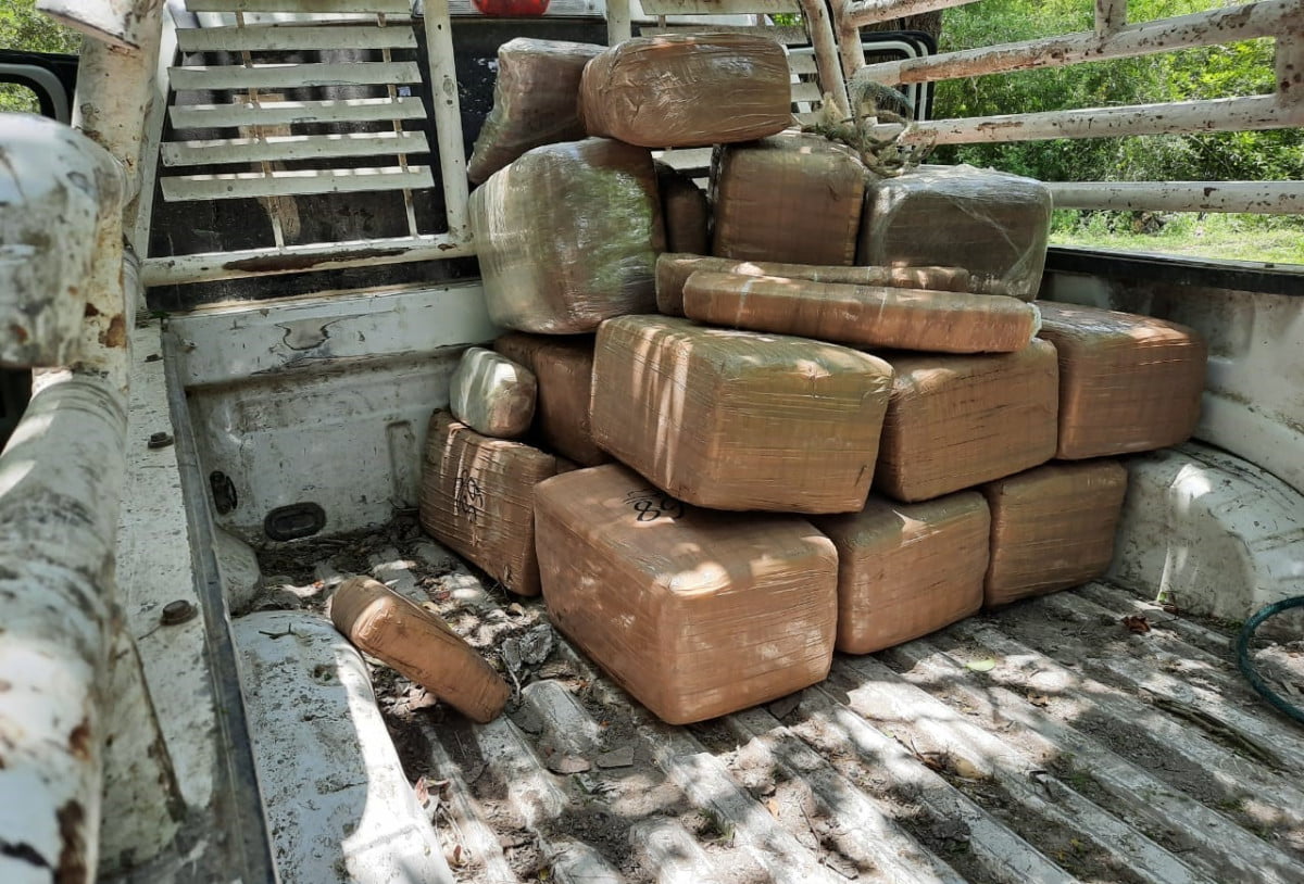 Aseguran en Jiménez dos camionetas con 24 paquetes de presunta droga