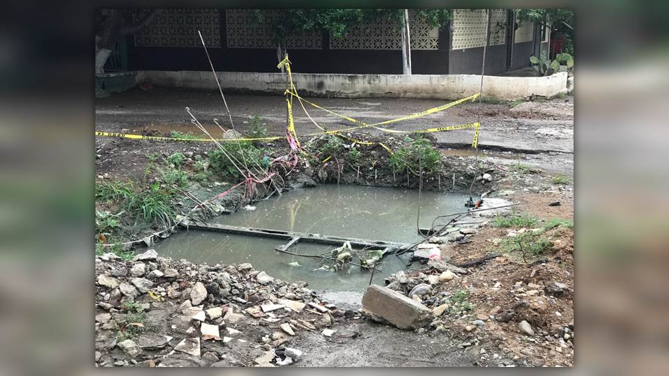 Vecinos viven desde hace 8 meses con fugas de drenaje y socavones