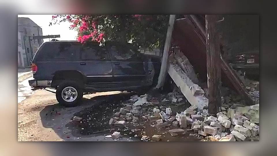 Derriba barda y abandona camioneta en Sector Centro de Nuevo Laredo