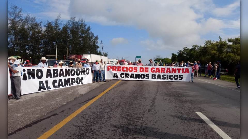 Bloquean carretera Tampico-Mante, campesinos exigen apoyos de la federación