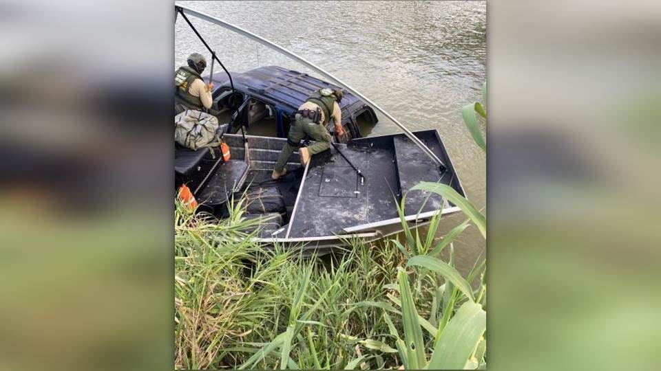 Tras persecución en EU cae al Río Bravo con camioneta cargada de droga