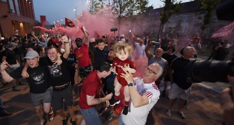 Aficionados del Liverpool toman las calles para celebrar título