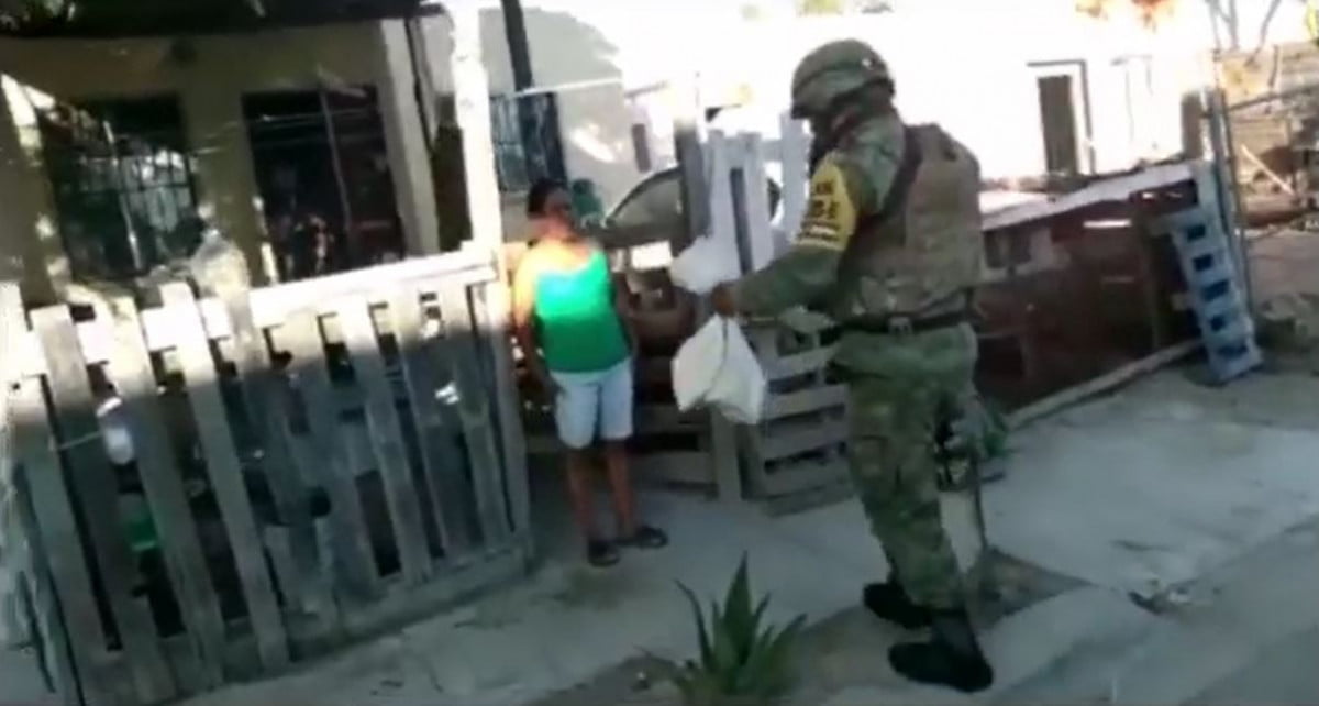 Militares distribuyen insumos de primera necesidad en Nuevo Laredo