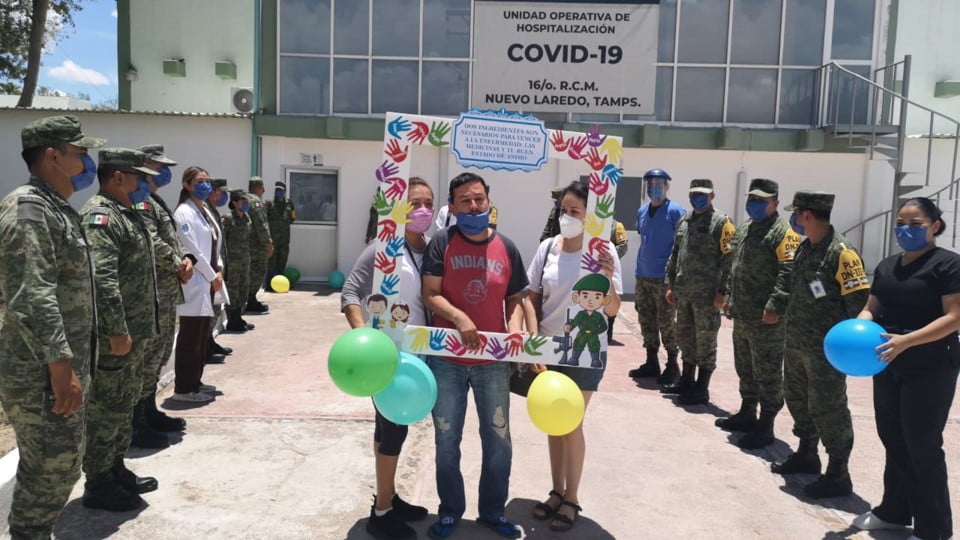 Dan de alta a paciente de COVID-19 y Militares lo despiden con globos y aplausos en Nuevo Laredo