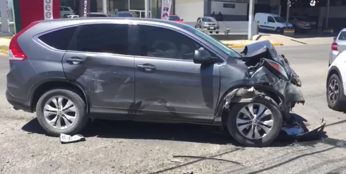 Camioneta de la Policía investigadora choca en el 8 Berriozábal de Victoria