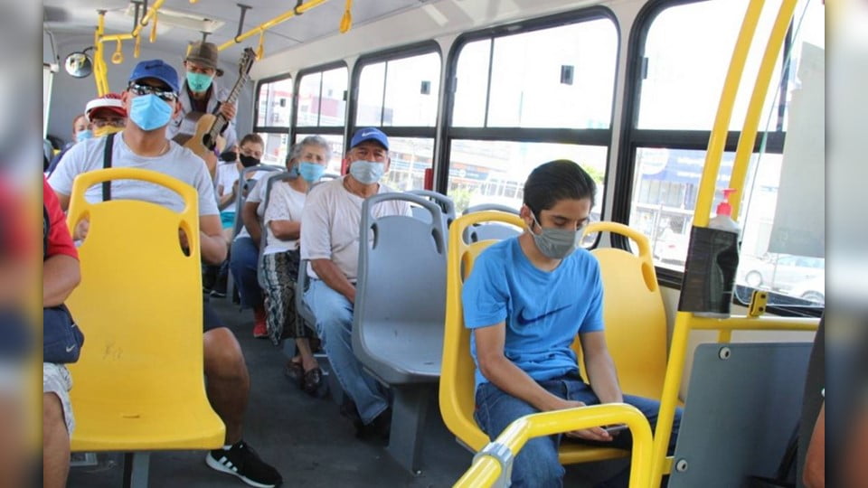 Uso obligatorio de cubrebocas causa molestia en usuarios de transporte público en Nuevo Laredo