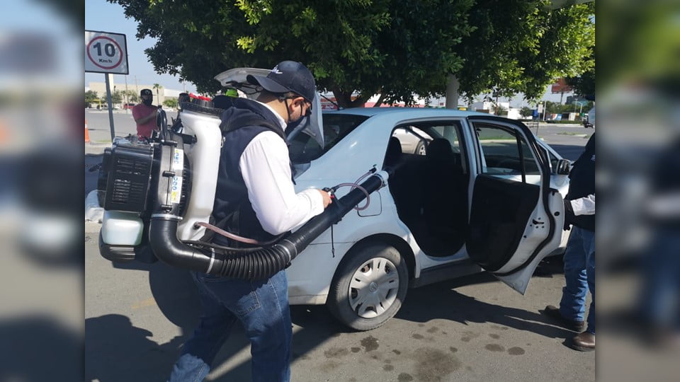 COEPRIS desinfecta automóviles en Nuevo Laredo