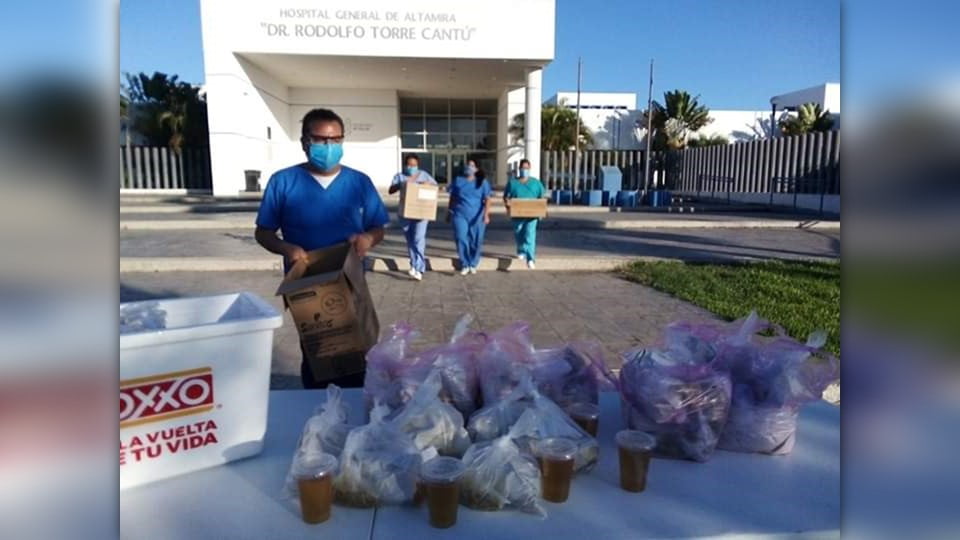Voluntariado del DIF Tamaulipas entrega alimentos a médicos y enfermeras del Torre Cantú