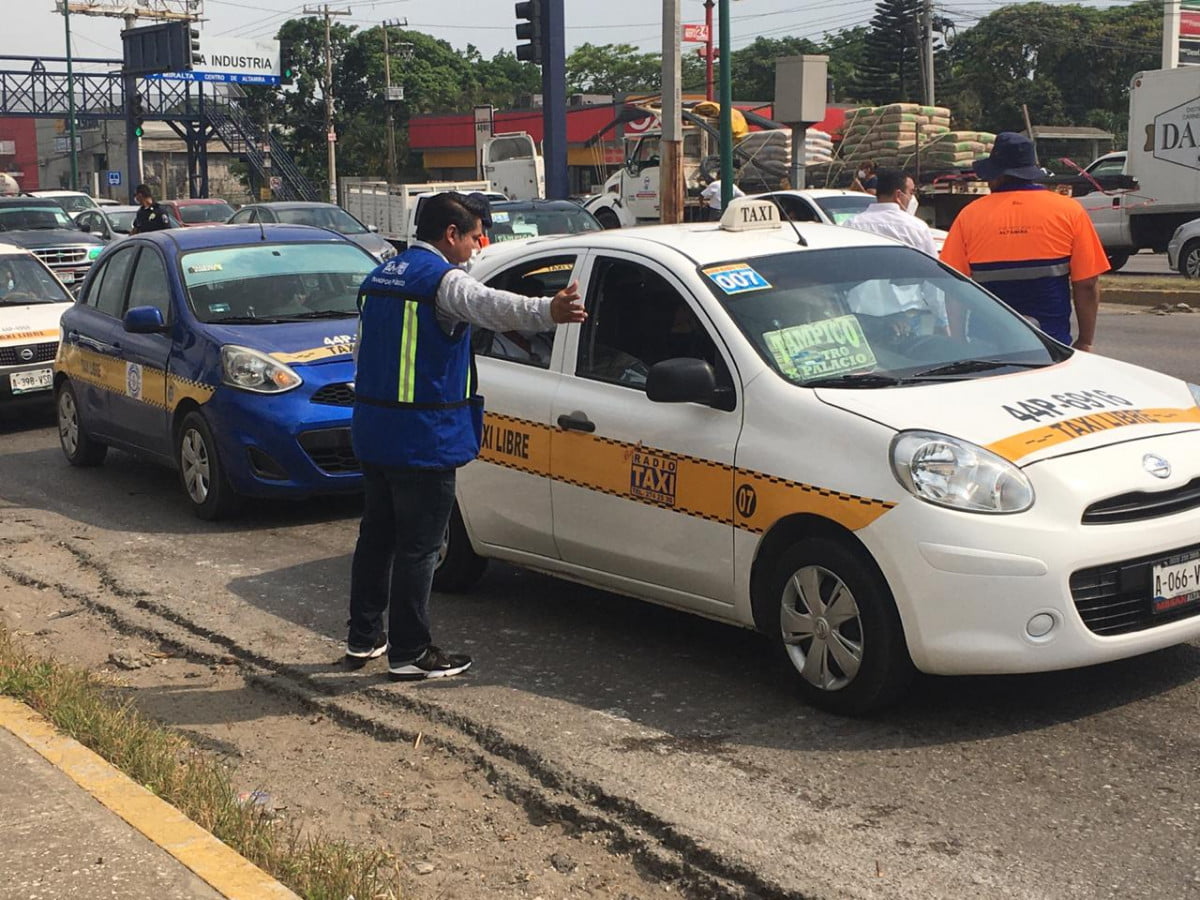 Choferes son amonestados por llevar mas e cuatro pasajeros en Altamira; se molestan