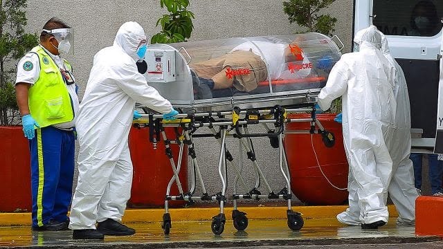 Cifra de contagios rebasó los 317 mil; algunos fármacos, sin evidencia de que curen