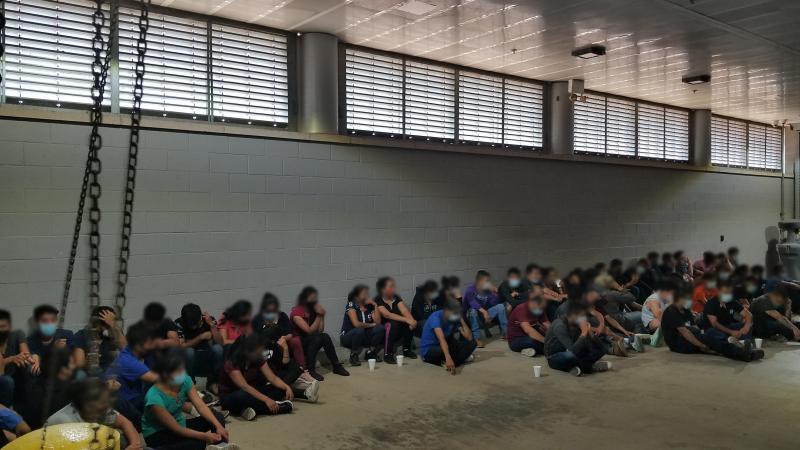 Descubren a más de 100 ilegales ocultos en remolque y casa de seguridad en Laredo, Tx.