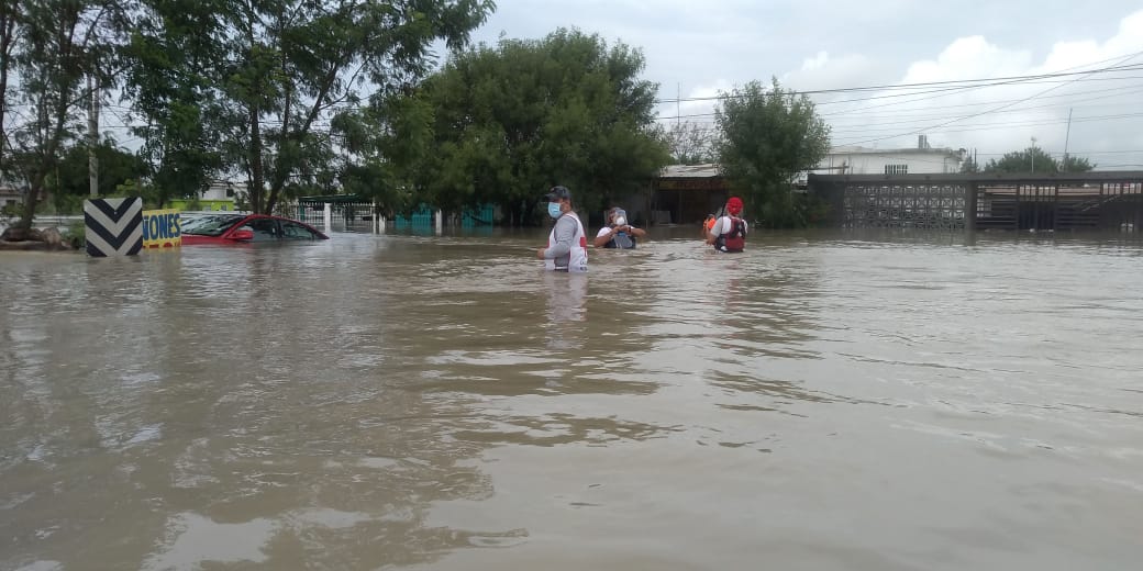 Familias siguen atrapadas en sus casas tras inundaciones en Reynosa