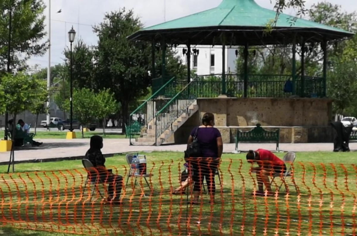 Familiares de pacientes Covid acampan frente Hospital General de Nuevo Laredo
