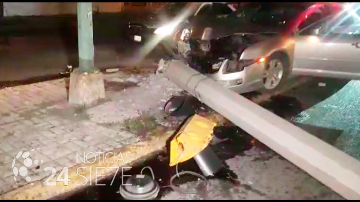 Conductor ebrio huye tras derribar semáforo y deja dormido a su amigo