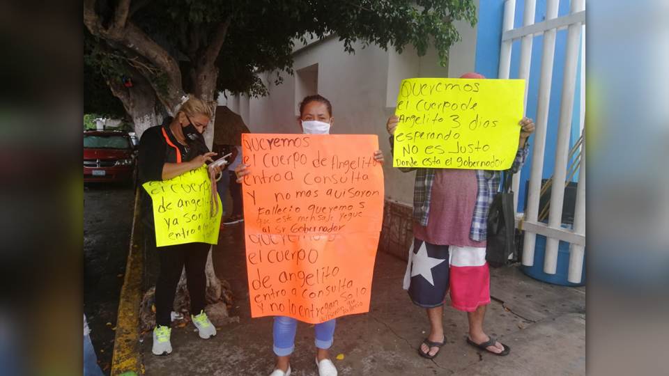 Exigen frente el Hospital Civil les entreguen cuerpo de joven, niegan que haya muerto por Covid-19