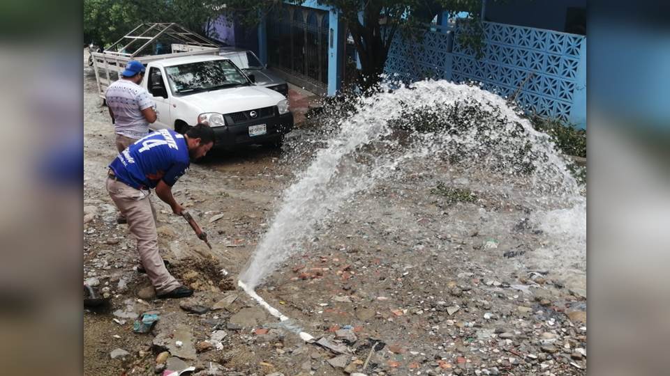 Mega fuga de agua desperdicia miles de litros en la Col. Horacio Terán de Victoria