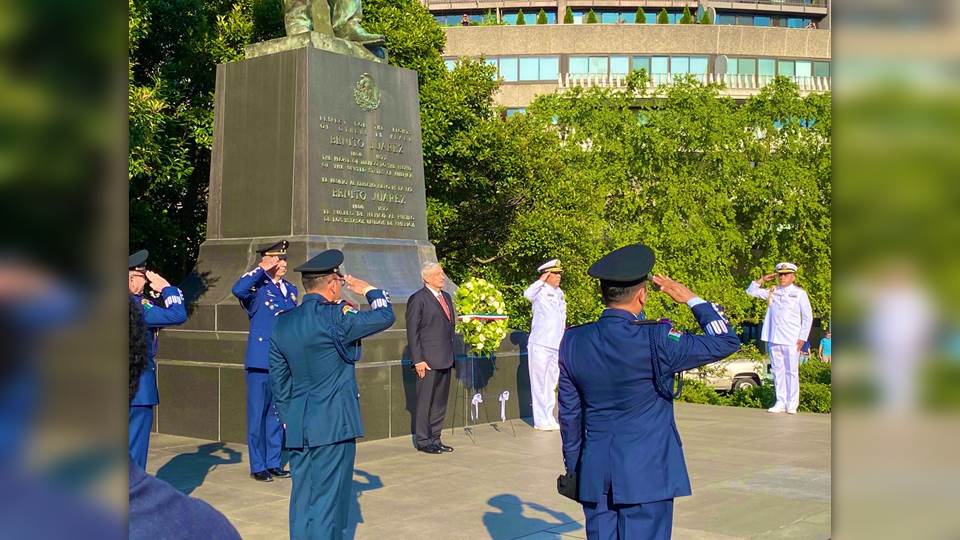 Inicia agenda de AMLO en Estados Unidos con homenaje a Benito Juárez