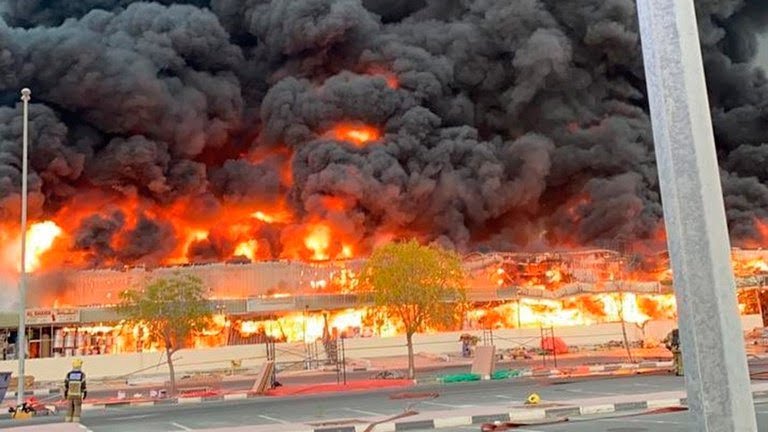 Feroz incendio devora mercado en Emiratos Árabes Unidos