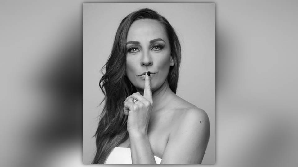 Viralizan supuestas fotos de Consuelo Duval en playa nudista, la actriz responde
