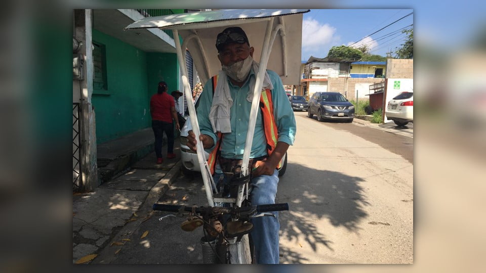 Afilador de tijeras adapta su bicicleta para seguir trabajando; el sol ya le provocaba quemaduras
