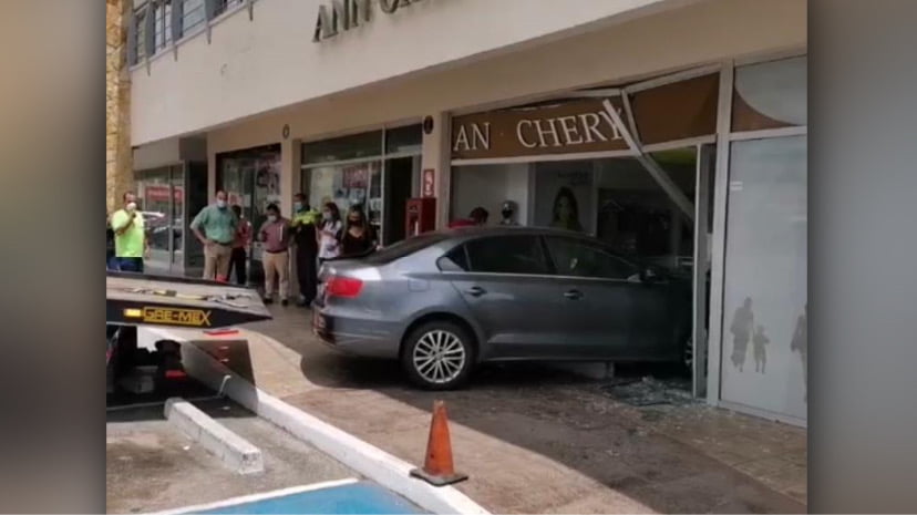 Mujer de la tercera edad se impacta contra negocio en plaza comercial de Tampico; pisó por error el acelerador