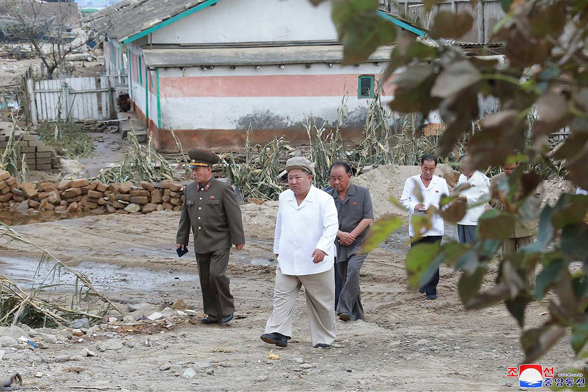Tifón arrasa en Corea del Norte; Kim despliega 12 mil ‘ayudantes’