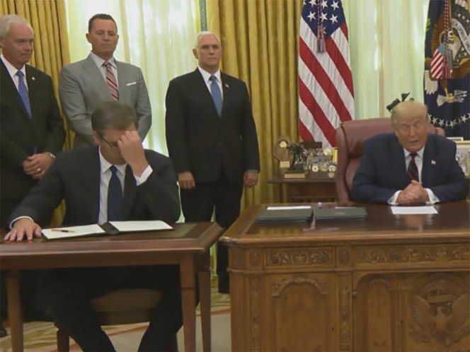 ¿No lo revisó? Así reaccionó presidente tras firmar acuerdo con Trump